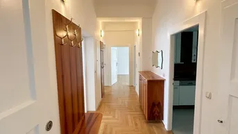 Expose Top Sanierte und großzügige 2-Zimmer Altbauwohnung mit Loggia