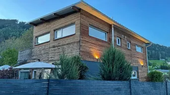 Expose Neuwertiges wunderschönes Haus mit 3 Wohnungen