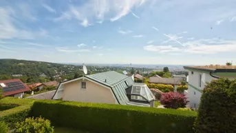 Expose GANZ WIEN UNTER SICH | Eigengrund mit Blick über Wien und charmantem Kleingarten-/Einfamilienhaus am herrlichen HEUBERG
