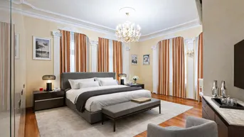 Elegantes Schlafzimmer mit großem Bett, Parkettboden und Stuckdecken, ausgestattet mit luxuriösen Vorhängen.