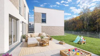 Sonniger Außenbereich mit großer Terrasse, Gartenmöbeln und Spielplatz für Kinder.