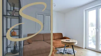 Helles Wohnzimmer mit modernem Sofa, Holzboden und Zugang zu großen Fenstern.