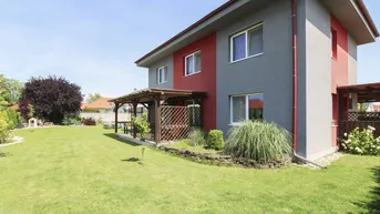 Expose Gepflegtes und großzügiges EFH mit überdachter Terrasse, sonnigem Garten, Pool und Doppelcarport