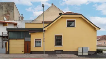 Expose Entwicklungspotenzial: Gepflegtes Einfamilienhaus mit Terrasse und Garage