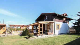 Expose Kleingartenidylle im Landhausstil mit schönem Garten und Spa-Bereich!