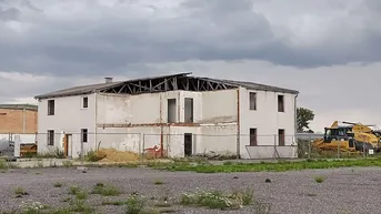 Expose aufgeschlossenes Gewerbegrundstück mit ehemaligem Arbeiterquartier in Bestlage von Wöllersdorf
