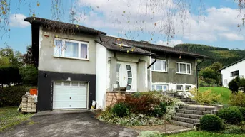 Expose Wohnen mit Weitblick: Gepflegtes Einfamilienhaus mit großem Grundstück und flexiblem Grundriss