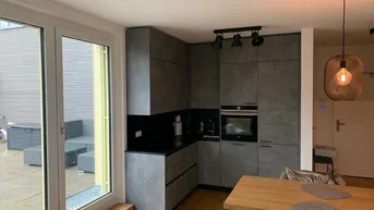 Expose U2 vor der Tür: 2-Zimmer mit 40 m2 südwestlichen Terrassentraum - Wohnen hochwertiger Ausstattung