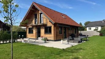 Expose Charmantes Chalet mit Saunahaus und Whirlpool | in Schörfling am Attersee