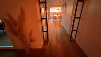 Expose ** Designerpenthouse mit vielen Raffinessen ** 70m² Terrasse mit Panoramablick ** atemberaubende Sonnenuntergänge ** High-End-Ausstattung ** Tischlermöbel inklusive ** Sackgassenlage neben Waldrand ** 2 Carports**