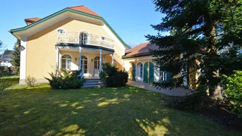 Expose Repräsentative Villa mit Schwimmhalle und Baureserve