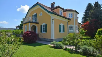Expose Repräsentative Villa mit Schwimmhalle