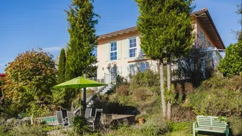 Expose Charmante, lichtdurchflutete Toskana-Villa in unverbaubarer Lage von Elixhausen