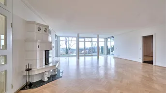 Helles, geräumiges Wohnzimmer mit traditionellem Kachelofen und großen Panoramafenstern.