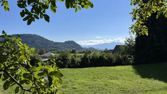 Expose Wunderschönes Grundstück in Treffen am Ossiacher See mit Blick auf die Burg Landskron &amp; den Mittagskogel zu kaufen!