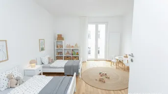 Helles Kinderzimmer mit zwei Betten, Holzfußboden und Zugang zu einem französischen Balkon.
