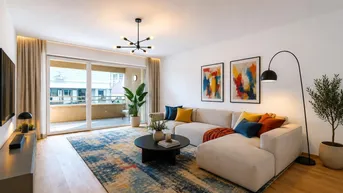 Helles Wohnzimmer mit modernem Sofa, Holzboden und Zugang zu einem Balkon.