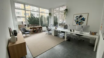 Geräumiges Büro mit großen Fenstern, modernen Arbeitsplätzen und Blick auf die Umgebung.