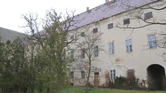 Expose Historisches Arkaden-Schloss in Rabensburg mit großem Anwesen