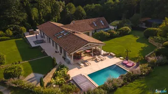 Expose Traumhaftes Chalet in Wolfsgraben: Luxus pur mit beeindruckender Gartengestaltung und Innenpool