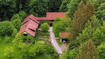 Expose Traumanwesen für Naturliebhaber - 12.000 m² Alleinlage, nahe Skigebiet &amp; Golfplatz, Pferdehaltung