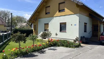 Expose Familienfreundliches und gemütliches Haus in Siedlungslage – Stadtnähe &amp; Blick ins Grüne!