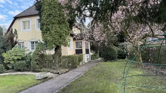 Expose Großes, parkähnliches und phantasievolles Grundstück mit charmantem Haus