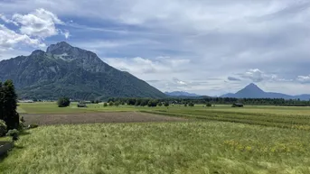 Expose NEUER PREIS! PANORAMABLICK direkt am Naturschutzgebiet - Landhausvilla mit viel Potential und 4 Wohnungen auf 1000m² Grundstück bei Anif