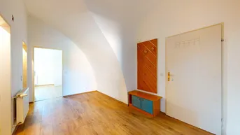 Expose 2 Wohnungen zum Preis von Einer! Charmante 2,5-Zimmer-Wohnung (73,6 m²) mit zusätzlicher ausbauf�ähiger Einheit (37,4 m²) und eigenem Garten – Ihr perfektes Zuhause in historischem Ambiente!