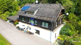 Expose Charmantes Gasthaus mit zwei Wohnungen, großem Grundstück und Carport – ideal für Gastgeber, Familien oder als Ferienbetrieb