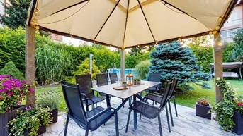 Gemütliche Terrasse mit Esstisch, Gartenmöbeln und Blick auf den Poolbereich.