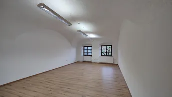 Expose Neu renoviertes Geschäftslokal/ Büro/ Kanzlei in bester Lage am Stadtplatz zu vermieten. PROVISIONSFREI
