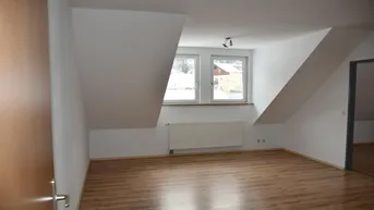 Expose Ansprechende 2-Zimmer-Dachgeschosswohnung mit Einbauküche in Ortsnähe Koppl