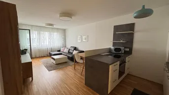 Expose Helle, moderne Single / Pärchen Wohnung mit Blick ins Grüne (inkl. BK, Warmwasser, Heizung und Garage). Möbliert. 