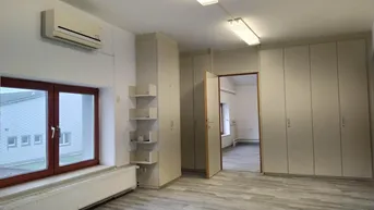 Expose Maklerfrei, Büro 25m2 BK; Heizung; Strom, e-Auto Lade Parkplatz inklusive