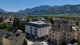 Neubau in ländlicher Umgebung mit Blick auf die umliegende Berglandschaft und grüne Täler.