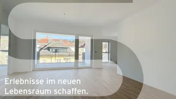 Heller, leerer Wohnraum mit neuem Parkettboden und großen Fenstern, die einen Stadtblick bieten.
