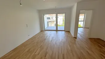 Helles, leeres Zimmer mit neuem Parkettboden und Zugang zu einem Balkon, bereit zum Einzug.