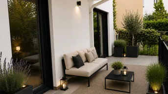 Moderne Terrasse mit bequemen Outdoor-Möbeln, Pflanzen in Kübeln und stimmungsvoller Beleuchtung, ideal zum Entspannen.