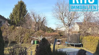 Großer Garten mit Trampolin, Aufstellpool und altem Baumbestand.