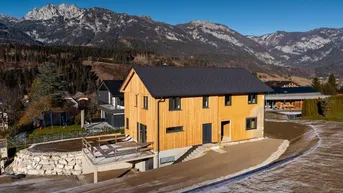 Neubau-Einfamilienhaus in Holzbauweise mit Bergblick und moderner Architektur.