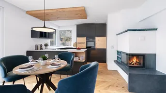 Moderne offene Küche mit Essbereich, Holzboden und integriertem Kamin.