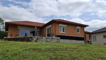 Expose Nur wenige Schritte zu Ihrem Traumhaus im sonnigen Burgenland-Bestlage _ Stilvoller Neubau-Bungalow mit 2 Baugründen, Terrasse - Garten &amp; Garagen