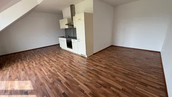 Expose Schöne 2-Zimmer Dachgeschosswohnung zu vermieten !