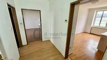 Expose Helle Altbauwohnung mit 3 getrennt begehbaren Zimmern!