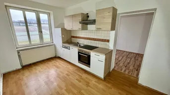 Expose Freundliche Altbauwohnung mit 3 getrennt begehbaren Zimmern!