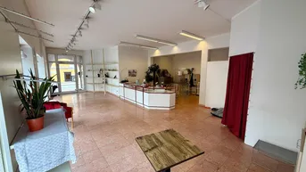 Geräumiger Ladenbereich mit Fliesenboden, Schaufenstern und Theke, ideal für Einzelhandel.