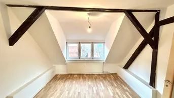 Expose Ab September verfügbar: Geräumige 3-Zimmer-Dachgeschosswohnung mit Einbauküche zu vermieten!