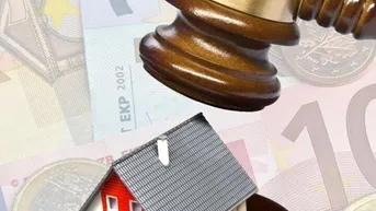 Expose ZWANGSVERSTEIERGUNG :Liegenschaft mit Wohnhaus &amp; Freifläche, Garagengebäude und Grundstück
