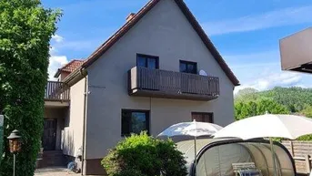 Expose Einfamilienhaus mit Swimmingpool und Photovoltaikanlage